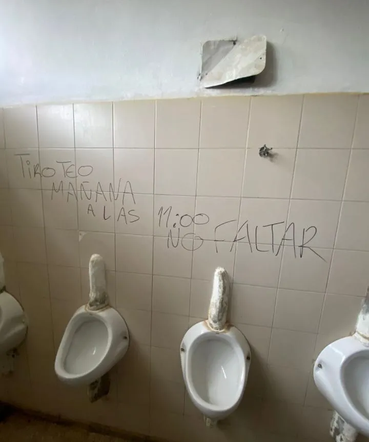 Ante las amenazas de tiroteos: la Policía de Corrientes montó un operativo controlando mochilas en el ingreso a escuelas